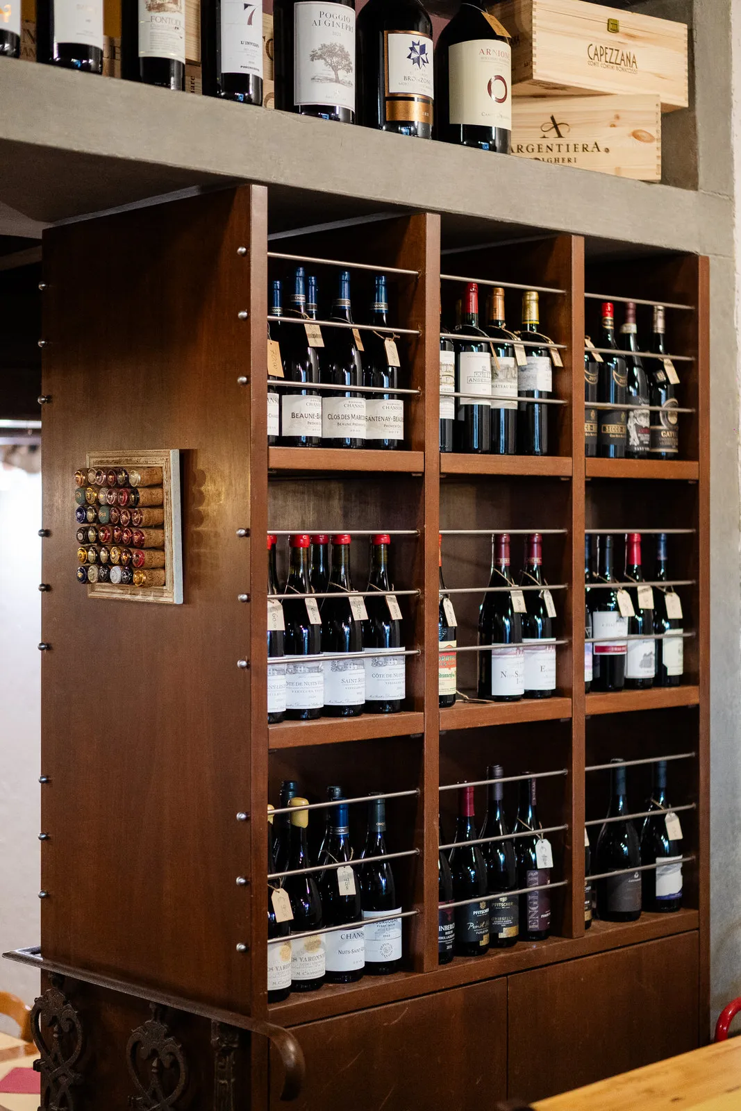 Lo scaffale dei vini